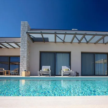 Brand New High-end Astro Vila *